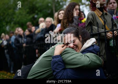 London, Großbritannien. Oktober 2024. Oktober 2024. In Kensington Gardens, London, wird eine Mahnwache abgehalten, um an das ehemalige Bandmitglied Liam Payne zu erinnern, der starb, nachdem er vom dritten Stock eines Hotelbalkons in Buenos Aires, Argentinien, gefallen war. Es war eine von vielen Denkmälern, die heute auf der ganzen Welt für den Sänger gehalten wurden. Quelle: Justin Griffiths-Williams/Alamy Live News Stockfoto