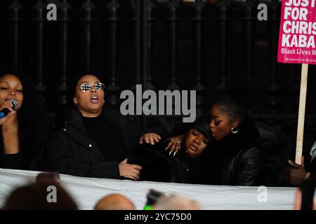 Temi Mawale (links), Kayza Rose (zweite links) und Sheeda Queen (zweite rechts) demonstrieren vor dem Old Bailey im Zentrum von London, nachdem ein Polizeischütze, der Chris Kaba tödlich erschossen hat, für seinen Mord freigesprochen wurde. Martyn Blake, 40 Jahre alt, stand vor Gericht, nachdem er den 24-Jährigen am 5. September 2022 in Streatham im Südosten Londons durch die Frontscheibe eines Audi Q8 geschossen hatte. Bilddatum: Montag, 21. Oktober 2024. Stockfoto