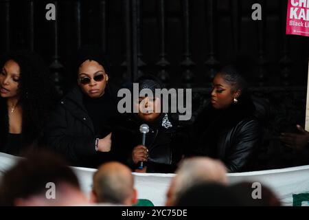 Temi Mawale (links), Kayza Rose (zweite links) und Sheeda Queen (zweite rechts) demonstrieren vor dem Old Bailey im Zentrum von London, nachdem ein Polizeischütze, der Chris Kaba tödlich erschossen hat, für seinen Mord freigesprochen wurde. Martyn Blake, 40 Jahre alt, stand vor Gericht, nachdem er den 24-Jährigen am 5. September 2022 in Streatham im Südosten Londons durch die Frontscheibe eines Audi Q8 geschossen hatte. Bilddatum: Montag, 21. Oktober 2024. Stockfoto