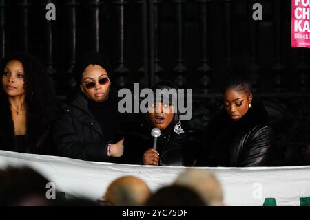 Temi Mawale (links), Kayza Rose (zweite links) und Sheeda Queen (zweite rechts) demonstrieren vor dem Old Bailey im Zentrum von London, nachdem ein Polizeischütze, der Chris Kaba tödlich erschossen hat, für seinen Mord freigesprochen wurde. Martyn Blake, 40 Jahre alt, stand vor Gericht, nachdem er den 24-Jährigen am 5. September 2022 in Streatham im Südosten Londons durch die Frontscheibe eines Audi Q8 geschossen hatte. Bilddatum: Montag, 21. Oktober 2024. Stockfoto