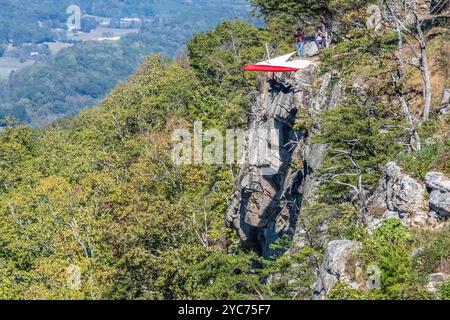 Ein Drachenflieger startet von der Berglandlinie des Lookout Mountain über das Lookout Valley in Rising Fawn, Georgia. (USA) Stockfoto