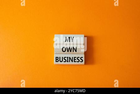 Symbol „mein eigenes Unternehmen“. Concept Words My Own Business auf Holzblöcken. Wunderschöner orangefarbener Hintergrund. Business und My Own Business Concept. Kopierbereich. Stockfoto