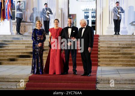 Staatsbesuch, Bundespräsident, Abendessen anlässlich des 25. Jubiläums der Nordischen Botschaften in Berlin Bundespräsident Frank-Walter Steinmeier mit Elke Büdenbender empfängt anlässlich des 25. Jubiläums der Nordischen Botschaften in Berlin König Frederik X. von Dänemark und Königin Mary von Dänemark, Präsident der Republik Finnland, Alexander Stubb, und Suzanne Elizabeth Innes-Stubb, Präsidentin der Republik Island, Halla Tómasdóttir, und Björn Skúlason, Kronprinz Haakon von Norwegen und Kronprinzessin Mette-Marit von Norwegen, Kronprinzessin Victoria von Schweden und Prinz Daniel von Schw Stockfoto