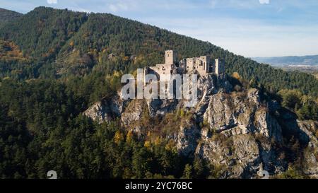 Luftaufnahme der mittelalterlichen Kaste Strecno in der herbstlichen Berglandschaft, Slowakei Stockfoto