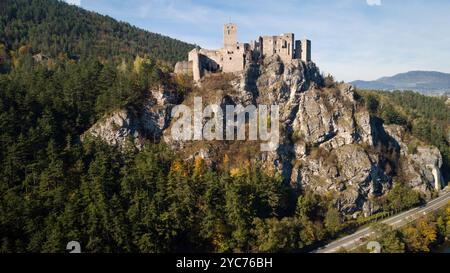 Luftaufnahme der mittelalterlichen Kaste Strecno in der herbstlichen Berglandschaft, Slowakei Stockfoto