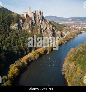 Aus der Vogelperspektive auf die mittelalterliche Kaste Strecno und den Fluss Vah, Slowakei Stockfoto