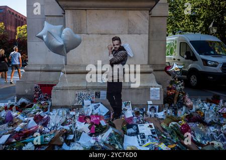 New York City, Usa. Oktober 2024. Eine Gedenkstätte für die ehemalige One-Direction-Sängerin Liam Payne befindet sich am 21. Oktober 2021 im Washington Square Park in New York. Payne stirbt, nachdem er von einem Hotelbalkon in Argentinien gefallen ist. (Foto: Thomas Hengge/NurPhoto)0 Credit: NurPhoto SRL/Alamy Live News Stockfoto