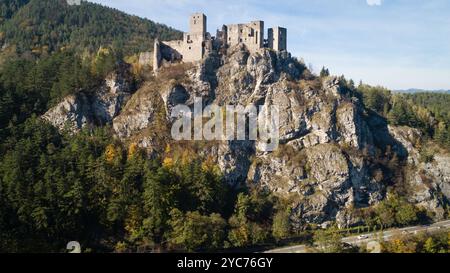 Luftaufnahme der mittelalterlichen Kaste Strecno in der herbstlichen Berglandschaft, Slowakei Stockfoto