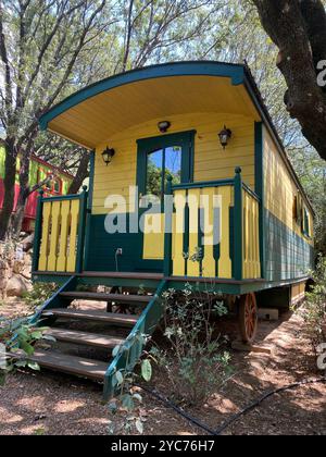 Charmanter Holzwagen, Caravan House in Waldlage Stockfoto