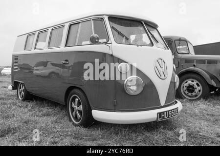 Low Ham.Somerset.Vereinigtes Königreich. 20. Juli 2024. Auf der Somerset Steam and Country Show ist Ein Volkswagen Wohnmobil aus den 1960er Jahren zu sehen Stockfoto