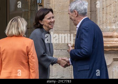 Oviedo, Spanien. Oktober 2024. Michael Ignatieff kommt nach Oviedo und wird von Teresa Sanjurjo, Direktorin der Prinzessin von Asturias, begrüßt. Quelle: Javier Fernández Santiago / Alamy Live News Stockfoto