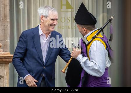 Oviedo, Spanien. Oktober 2024. Michael Ignatieff spricht mit einem der Dudelsackspieler, die an seinem Empfang gespielt haben. Quelle: Javier Fernández Santiago / Alamy Live News Stockfoto