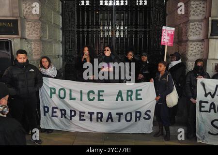 Temi Mawale, Kayza Rose, Sheeda Queen, Freunde und Familie von Chris Kaba demonstrieren vor dem Old Bailey in Zentral-London, nachdem ein Polizeischütze, der Mr. Kaba tödlich erschossen hat, von seinem Mord freigesprochen wurde. Martyn Blake, 40 Jahre alt, stand vor Gericht, nachdem er den 24-Jährigen am 5. September 2022 in Streatham im Südosten Londons durch die Frontscheibe eines Audi Q8 geschossen hatte. Bilddatum: Montag, 21. Oktober 2024. Stockfoto