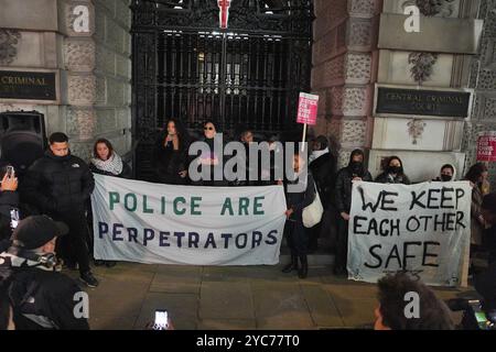 Temi Mawale, Kayza Rose, Sheeda Queen, Freunde und Familie von Chris Kaba demonstrieren vor dem Old Bailey in Zentral-London, nachdem ein Polizeischütze, der Mr. Kaba tödlich erschossen hat, von seinem Mord freigesprochen wurde. Martyn Blake, 40 Jahre alt, stand vor Gericht, nachdem er den 24-Jährigen am 5. September 2022 in Streatham im Südosten Londons durch die Frontscheibe eines Audi Q8 geschossen hatte. Bilddatum: Montag, 21. Oktober 2024. Stockfoto