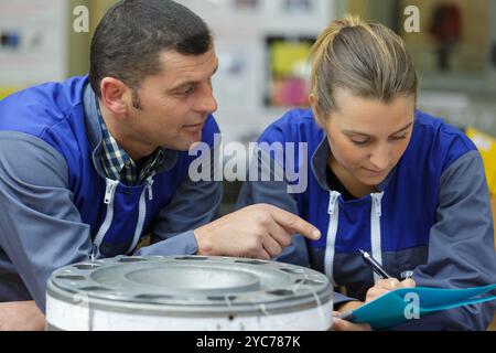 Die Crew repariert die Maschine im Hangar Stockfoto