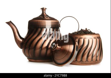 Teekanne und Schüssel Tee auf weißem Hintergrund Stockfoto