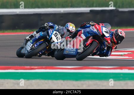 (7) Iker Lecuona aus Spanien vom Team HRC, fährt Honda CBR1000-RR, gefolgt von (52) Alessandro Delbianco aus Italien vom Yamaha Motoxracing World SBK Team Stockfoto