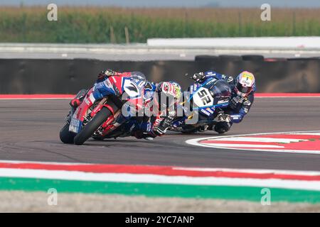 (7) Iker Lecuona aus Spanien vom Team HRC, fährt Honda CBR1000-RR, gefolgt von (52) Alessandro Delbianco aus Italien vom Yamaha Motoxracing World SBK Team, Stockfoto