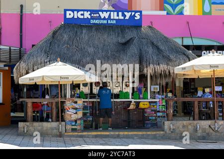 Cabo San Lucas, Mexiko - 14. Januar 20204: Person, die an einer Bar in der Nähe des Hafens von Cabo San Liucas steht Stockfoto