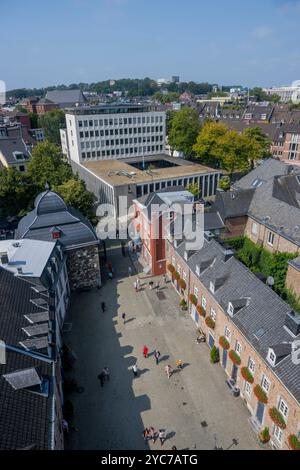 Blick vom Dach des Aachener Doms (UNESCO-Weltkulturerbe), der die letzte Ruhestätte Karls des Großen in der Altstadt von Aachen ist, Stockfoto