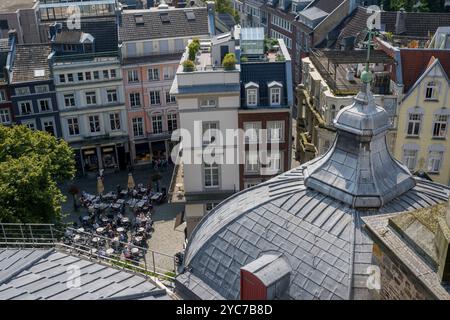 Blick vom Dach des Aachener Doms (UNESCO-Weltkulturerbe), der die letzte Ruhestätte Karls des Großen in der Altstadt von Aachen ist, Stockfoto