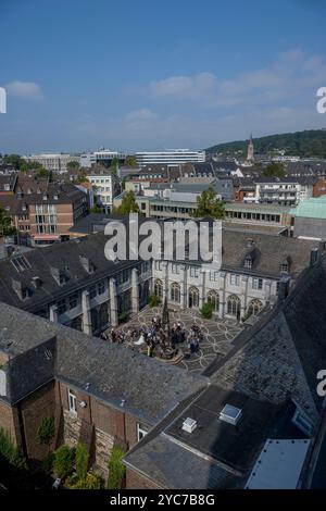 Blick vom Dach des Aachener Doms (UNESCO-Weltkulturerbe), der letzte Ruhestätte Karls des Großen, auf den Aachener Kloster Stockfoto