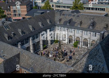 Blick vom Dach des Aachener Doms (UNESCO-Weltkulturerbe), der letzte Ruhestätte Karls des Großen, auf den Aachener Kloster Stockfoto