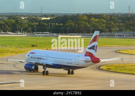 London, England, Großbritannien - 21. August 2024: British Airways Airbus A320 Jet (Registrierung G-EUYF) fährt zum Start am Flughafen London Heathrow. Stockfoto