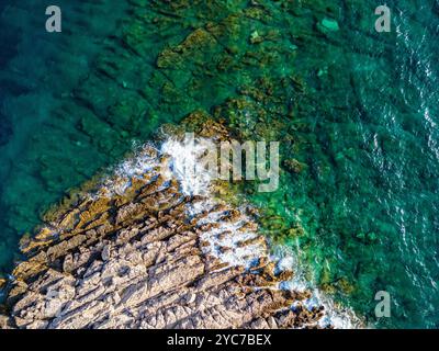 Aus der Vogelperspektive auf Punta Planka, Kroatien, mit Wellen, die weißen Schaum erzeugen Stockfoto