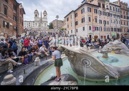 Rom, Italien . 21 Oktober 2024 Touristen genießen das milde Wetter rund um den Fontana della Barcaccia in der Nähe der Spanischen Treppe, da die Temperaturen voraussichtlich 26celsius erreichen werden . Rom erlebt für den Monat OctoberCredit ungewöhnlich warmes Wetter. Amer Ghazzal/Alamy Live News Stockfoto