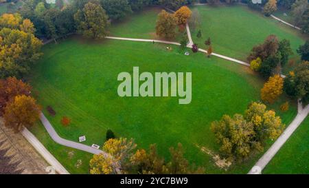 Bad Birnbach, Bayern, Deutschland - 21. Oktober 2024: Kurpark Bad Birnbach von oben im Herbst. Symbolisiert Wandern auf Wanderwegen und Natur im Park bei Herbstwetter. *** Kurpark Bad Birnbach von oben im Herbst. Symbolisiert Wandern auf Wanderwegen und Natur im Park bei herbstlichem Wetter. Stockfoto