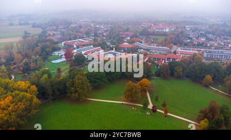 Bad Birnbach, Bayern, Deutschland - 21. Oktober 2024: Kurpark Bad Birnbach von oben im Herbst. Mit Rottal Terme, Therme Sauna Spa und Thermalbad und dem Stadtblick von Bad Birnbach mit Nebel aus dem Spa. *** Kurpark Bad Birnbach von oben im Herbst. Mit Rottal Terme, Therme Sauna Spa und Thermalbad und der Stadtansicht von Bad Birnbach mit Nebel vom Kurort. Stockfoto