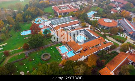 Bad Birnbach, Bayern, Deutschland - 21. Oktober 2024: Rottal Terme, Therme Sauna Spa in Bad Birnbach, Bayern aus der Luft. Schwimmbad, Gebäude- und Außenbereich des Schwimmbades für Reha- und Heilmittel, unter anderem. *** Rottal Terme, Therme Sauna Spa im bayrischen Bad Birnbach aus der Luft. Schwimmbecken, Gebäude und Außenbereich des Schwimmbades unter anderem zur Reha und Kur. Stockfoto