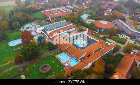 Bad Birnbach, Bayern, Deutschland - 21. Oktober 2024: Rottal Terme, Therme Sauna Spa in Bad Birnbach, Bayern aus der Luft. Schwimmbad, Gebäude- und Außenbereich des Schwimmbades für Reha- und Heilmittel, unter anderem. *** Rottal Terme, Therme Sauna Spa im bayrischen Bad Birnbach aus der Luft. Schwimmbecken, Gebäude und Außenbereich des Schwimmbades unter anderem zur Reha und Kur. Stockfoto