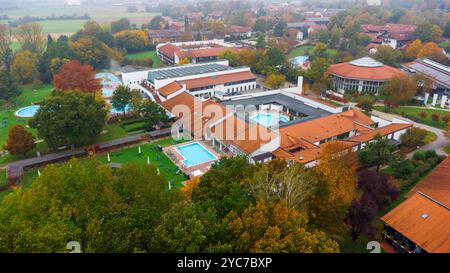 Bad Birnbach, Bayern, Deutschland - 21. Oktober 2024: Rottal Terme, Therme Sauna Spa in Bad Birnbach, Bayern aus der Luft. Schwimmbad, Gebäude- und Außenbereich des Schwimmbades für Reha- und Heilmittel, unter anderem. *** Rottal Terme, Therme Sauna Spa im bayrischen Bad Birnbach aus der Luft. Schwimmbecken, Gebäude und Außenbereich des Schwimmbades unter anderem zur Reha und Kur. Stockfoto