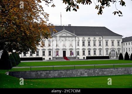 Berlin, Deutschland. Oktober 2024. BERLIN, DEUTSCHLAND 20241021Schloß Bellevue in Berlin, Deutschland, wo der Bundespräsident am Montagabend zum 25. Jahrestag des Nordischen Botschaftskomplexes in Berlin, Deutschland, am 21. Oktober 2024 ein Abendessen veranstaltet. Foto: Christine Olsson/TT/Code 10430 Credit: TT News Agency/Alamy Live News Stockfoto