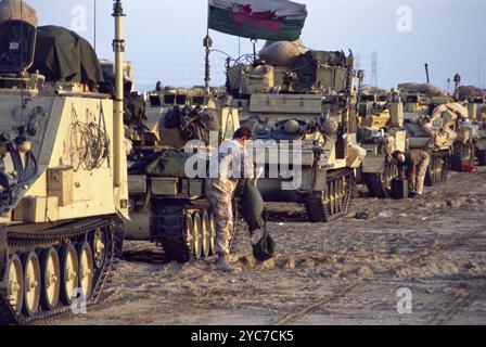 Erster Golfkrieg: 10. März 1991 FV105 Sultane und FV103 Spartan APCs, Teil einer Säule gepanzerter Fahrzeuge, Elemente der 7. Panzerbrigade der britischen Armee, die Wüstenratten, bereiten sich vor, Kuwait nach der Niederlage der irakischen Truppen im Ersten Golfkrieg zu verlassen. Stockfoto