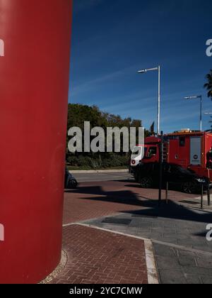 Roter Feuerwehrwagen kombiniert mit modernem Gebäude Stockfoto