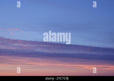 Der atemberaubende und atemberaubende Twilight Sky, gefüllt mit weichen und schönen Pastellfarben Stockfoto