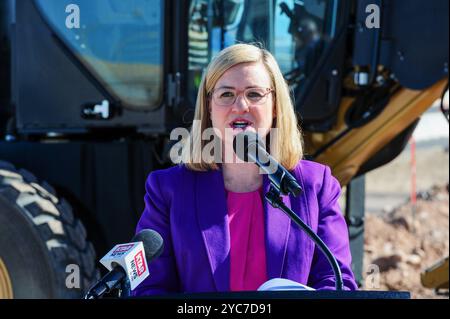 Phoenix, Arizona, USA. Oktober 2024. Die Bürgermeisterin von Phoenix, KATE GALLEGO, informierte Reporter auf der Baustelle des 194 Millionen Dollar schweren Cross-Field-Rollwegs am Sky Harbor International Airport. Dieses Projekt zielt darauf ab, den Flugplatzbetrieb zu rationalisieren und den Flugzeugfluss im Rahmen der laufenden Bemühungen zur Steigerung der Effizienz des Flughafens zu verbessern. Die als Rollweg U bekannte neue Infrastruktur soll bis 2027 fertiggestellt sein. Sky Harbor steht an dritter Stelle unter den Mega-Flughäfen in den Vereinigten Staaten. Quelle: ZUMA Press, Inc./Alamy Live News Stockfoto