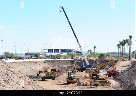 Phoenix, Arizona, USA. Oktober 2024. Der Bau einer neuen Rollbahn, die die Nord- und Südflugfelder am Phoenix Sky Harbor International Airport überbrücken soll, ist im Gange. Das Projekt im Wert von 194 Millionen US-Dollar zielt darauf ab, den Flugfeldbetrieb zu rationalisieren und einen effizienteren Flugzeugfluss zu ermöglichen. Das Projekt Rollweg U wird voraussichtlich 2027 abgeschlossen sein. Sky Harbor steht an dritter Stelle unter den Mega-Flughäfen in den Vereinigten Staaten. Quelle: ZUMA Press, Inc./Alamy Live News Stockfoto