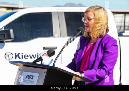 Phoenix, Arizona, USA. Oktober 2024. Die Bürgermeisterin von Phoenix, KATE GALLEGO, informierte Reporter auf der Baustelle des 194 Millionen Dollar schweren Cross-Field-Rollwegs am Sky Harbor International Airport. Dieses Projekt zielt darauf ab, den Flugplatzbetrieb zu rationalisieren und den Flugzeugfluss im Rahmen der laufenden Bemühungen zur Steigerung der Effizienz des Flughafens zu verbessern. Die als Rollweg U bekannte neue Infrastruktur soll bis 2027 fertiggestellt sein. Sky Harbor steht an dritter Stelle unter den Mega-Flughäfen in den Vereinigten Staaten. Quelle: ZUMA Press, Inc./Alamy Live News Stockfoto