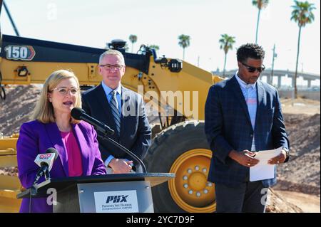 Phoenix, Arizona, USA. Oktober 2024. Die Bürgermeisterin von Phoenix, Kate Gallego, informierte Reporter auf der Baustelle des 194 Millionen Dollar schweren Cross-Field-Rollwegs am Sky Harbor International Airport. Dieses Projekt zielt darauf ab, den Flugplatzbetrieb zu rationalisieren und den Flugzeugfluss im Rahmen der laufenden Bemühungen zur Steigerung der Effizienz des Flughafens zu verbessern. Die als Rollweg U bekannte neue Infrastruktur soll bis 2027 fertiggestellt sein. Sky Harbor steht an dritter Stelle unter den Mega-Flughäfen in den Vereinigten Staaten. Quelle: ZUMA Press, Inc./Alamy Live News Stockfoto