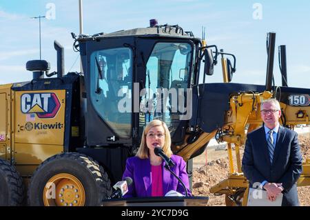 Phoenix, Arizona, USA. Oktober 2024. Die Bürgermeisterin von Phoenix, KATE GALLEGO, informierte Reporter auf der Baustelle des 194 Millionen Dollar schweren Cross-Field-Rollwegs am Sky Harbor International Airport. Dieses Projekt zielt darauf ab, den Flugplatzbetrieb zu rationalisieren und den Flugzeugfluss im Rahmen der laufenden Bemühungen zur Steigerung der Effizienz des Flughafens zu verbessern. Die als Rollweg U bekannte neue Infrastruktur soll bis 2027 fertiggestellt sein. Sky Harbor steht an dritter Stelle unter den Mega-Flughäfen in den Vereinigten Staaten. Quelle: ZUMA Press, Inc./Alamy Live News Stockfoto