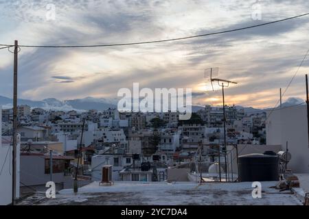 Heraklion-Kreta, Griechenland- 8. Oktober 2019: Blick auf die Stadt Heraklion mit dem verschneiten Berg Psiloritis im Hintergrund, bedeckt mit Wolken Stockfoto