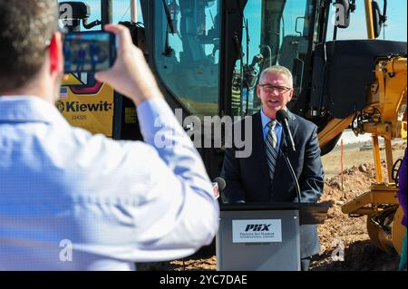 Phoenix, Arizona, USA. Oktober 2024. CHAD MAKOVSKY, Direktor der Stadt Phoenix Aviation, informierte Reporter auf der Baustelle des 194 Millionen Dollar schweren Cross-Field-Rollweges des internationalen Flughafens Phoenix Sky Harbor. Das Projekt zielt darauf ab, den Flugplatzbetrieb zu rationalisieren und den Flugzeugfluss zu verbessern, und ist Teil der laufenden Bemühungen, die Effizienz des Flughafens zu verbessern. Die als Rollweg U bekannte neue Infrastruktur soll bis 2027 fertiggestellt sein. Sky Harbor steht an dritter Stelle unter den Mega-Flughäfen in den Vereinigten Staaten. Quelle: ZUMA Press, Inc./Alamy Live News Stockfoto