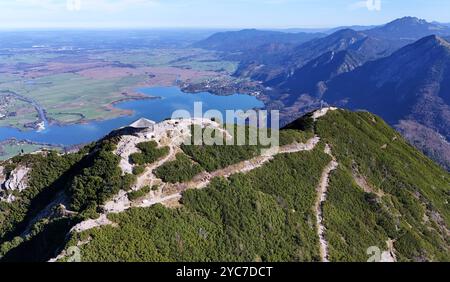 Herzogstand, Bayern, Deutschland, 21. Oktober 2024: Ein Herbsttag am Herzogstand Gemeinde KochelLandkreis Bad Tölz-Wolfratshausen. Hier der Blick von oben auf den Gipfel mit Pavillion li. Und Gipfelkreuz re. Dahinter der Kochelsee mit dem Alpenvorland Bayerische Voralpen, wandern, Bergwandern, Alpen, hoch über dem Walchensee, Zweiseenland, spazieren, Herbst, herbstlich, Sonnenwetter, Ausflugswetter, München Hausberg *** Herzogstand, Bayern, Deutschland, 21. Oktober 2024 ein Herbsttag am Herzogstand in der Gemeinde Kochel im Landkreis Bad Tölz Wolfratshausen hier ist die Aussicht von A Stockfoto