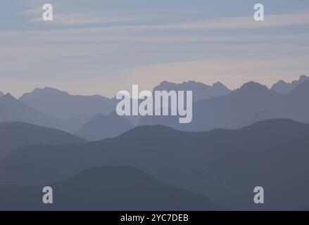 Herzogstand, Bayern, Deutschland, 21. Oktober 2024: Ein Herbsttag am Herzogstand Gemeinde KochelLandkreis Bad Tölz-Wolfratshausen. Hier der Blick auf die Silhouette des Karwendel Gebirge, Dunst, Dunst, Dunstig, Gipel Bayerische Voralpen, wandern, Bergwandern, Alpen, hoch über dem Walchensee, Zweiseenland, spazieren, Herbst, herbstlich, Sonnenwetter, Ausflugswetter, München Hausberg *** Herzogstand, Bayern, Deutschland, 21. Oktober 2024 ein Herbsttag im Herzogstand Gemeinde Kochel Bezirk Bad Tölz Wolfratshausen hier der Blick auf die Silhouette des Karwendelgebirges, Dunst, Nebel, Gipfel Bayerisch Stockfoto