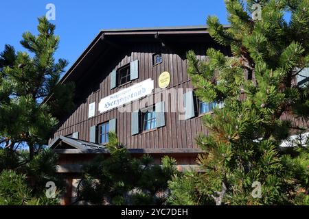 Herzogstand, Bayern, Deutschland, 21. Oktober 2024: Ein Herbsttag am Herzogstand Gemeinde KochelLandkreis Bad Tölz-Wolfratshausen. Hier der Blick auf das Berggasthaus Herzogstand, Restaurant, Einkehr Bayerische Voralpen, wandern, Bergwandern, Alpen, hoch über dem Walchensee, Zweiseenland, spazieren, Herbst, herbstlich, Sonnenwetter, Ausflugswetter, München Hausberg *** Herzogstand, Bayern, Deutschland, 21. Oktober 2024 Herbsttag am Herzogstand in der Gemeinde Kochel, Bad Tölz Wolfratshausen hier ist der Blick auf den Herzogstand, Restaurant, Erfrischungsstopp Bavar Stockfoto