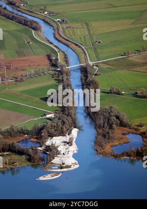 Herzogstand, Bayern, Deutschland, 21. Oktober 2024: Ein Herbsttag am Herzogstand Gemeinde KochelLandkreis Bad Tölz-Wolfratshausen. Hier der Blick auf den Zufluss der Loisach in den Kochelsee, Delta bei Schlehdorf Bayerische Voralpen, wandern, Bergwandern, Alpen, hoch über dem Walchensee, Zweiseenland, spazieren, Herbst, herbstlich, Sonnenwetter, Ausflugswetter, München Hausberg *** Herzogstand, Bayern, Deutschland, 21. Oktober 2024 ein Herbsttag am Herzogstand in der Gemeinde Kochel, Bad Tölz Wolfratshausen hier der Blick auf den Nebenfluss der Loisach in den Kochelsee, Delt Stockfoto